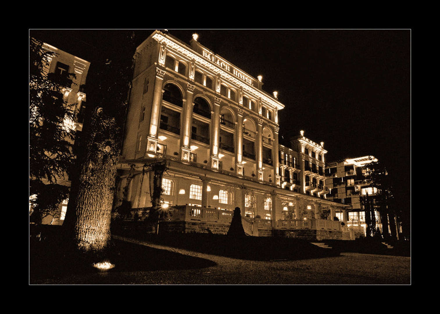 Palace by night by Metod