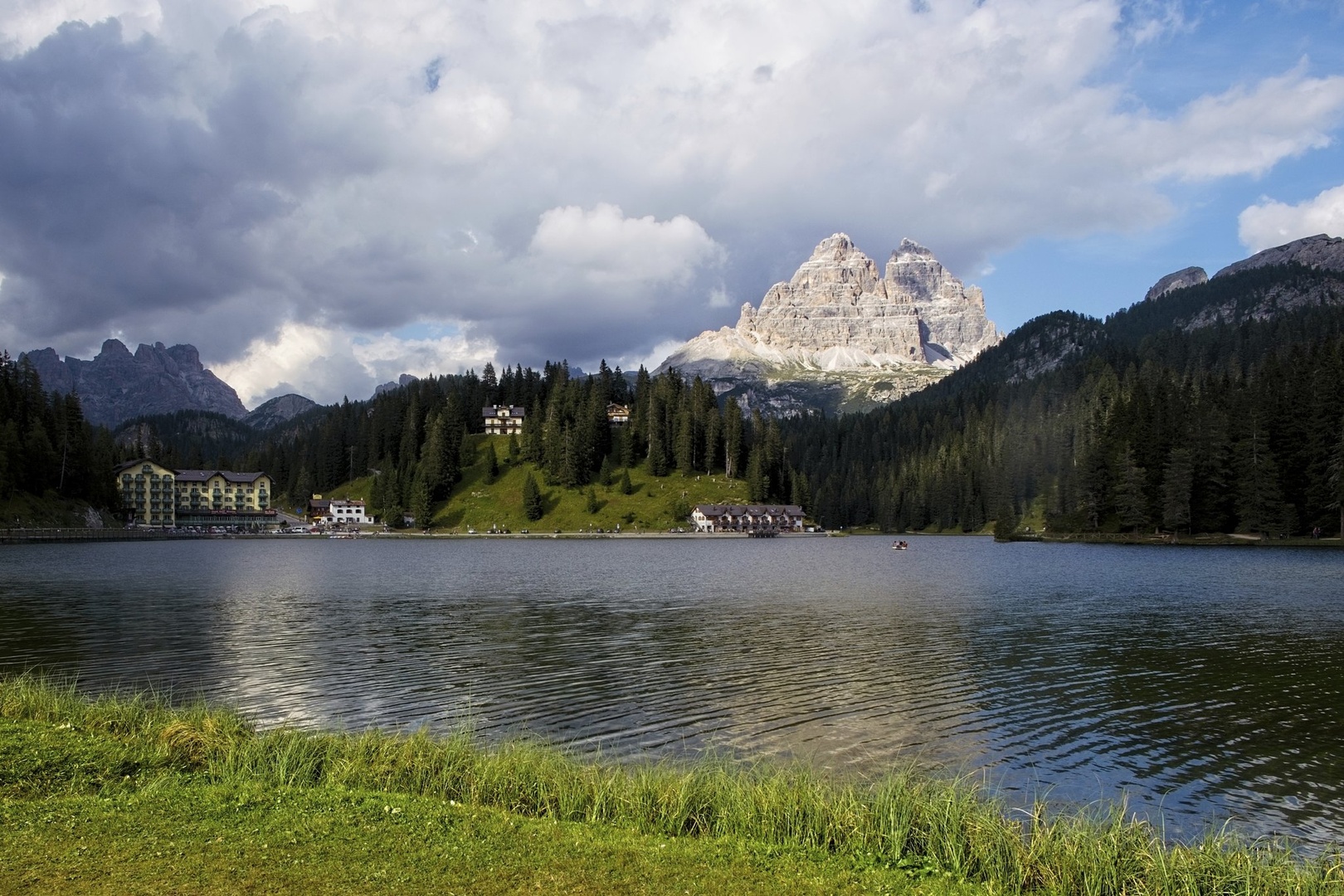jezero Misurina in Tre Cime nad njim by