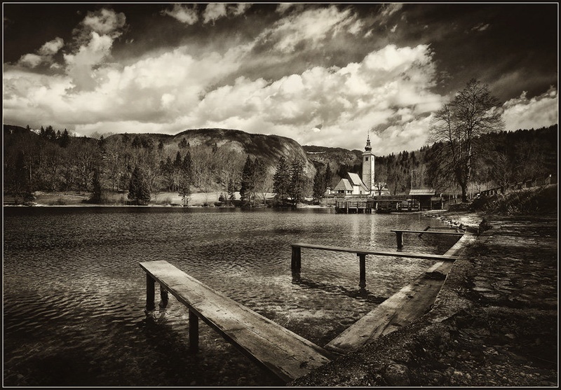 Osamljeni trojček by Aleš Komovec