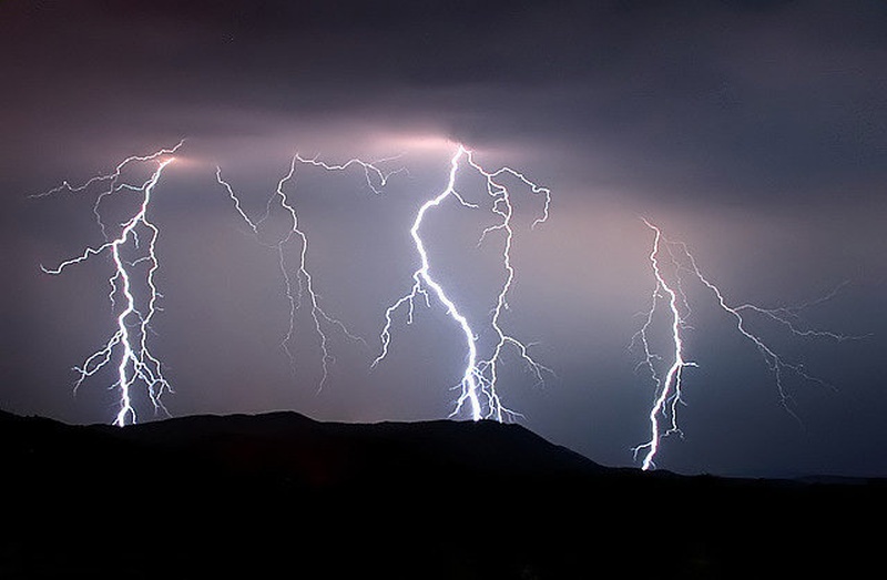 spet me napadajo! by weatherphotos