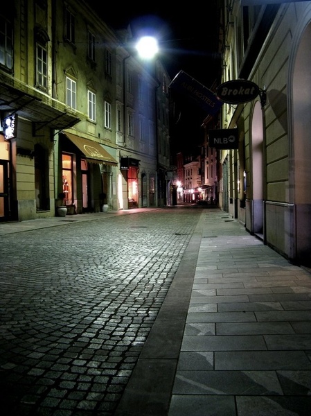 Samotna ulica by Blaž