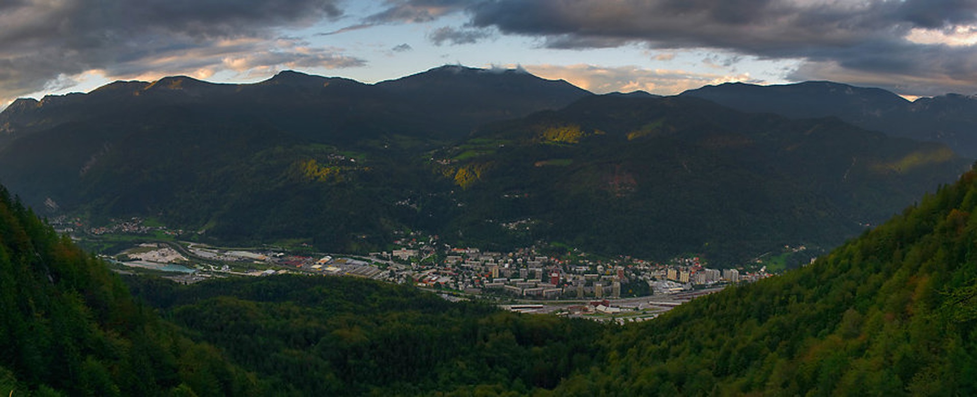 Sonce zahaja nad mestom rdečega prahu by Marko Potočnik