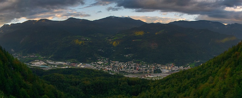 Sonce zahaja nad mestom rdečega prahu by Marko Potočnik