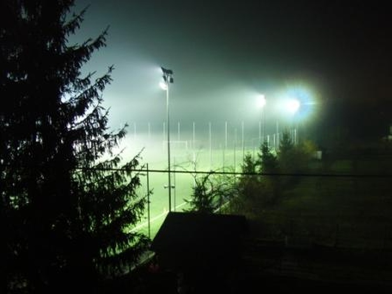 Nočni pogled na nogometno zelenico by J.B.