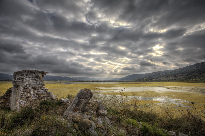 Pozabljena dežela by Rok Godec