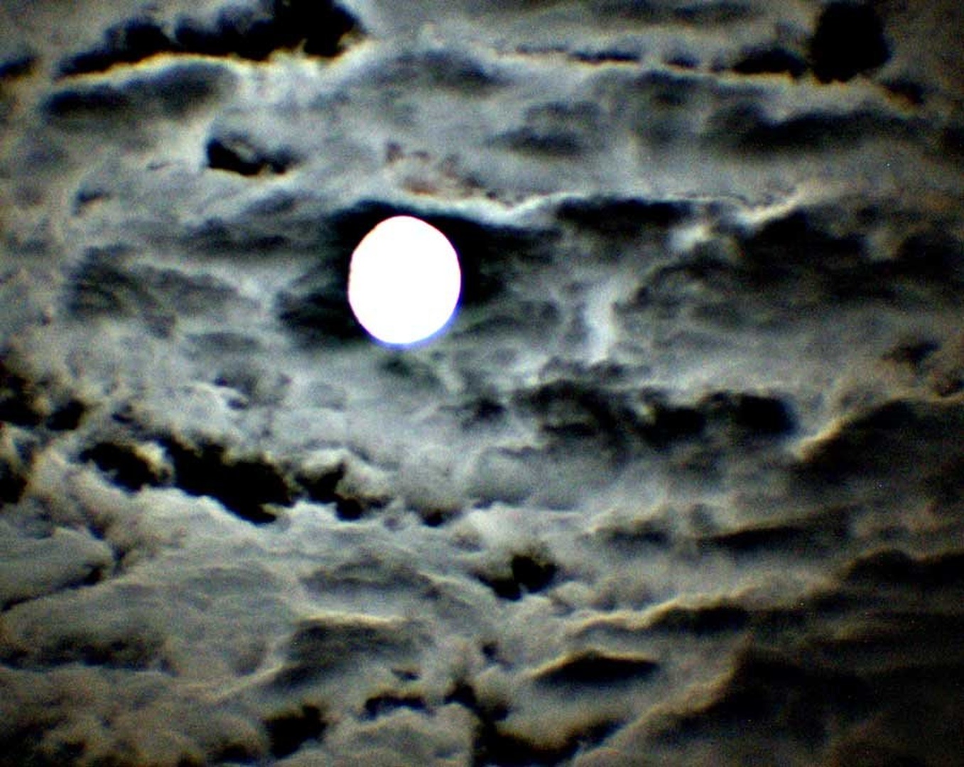 luna v oblakih by
