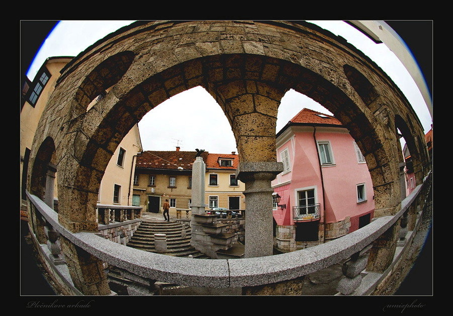 Pogled skozi Plečnikove arkade by umix