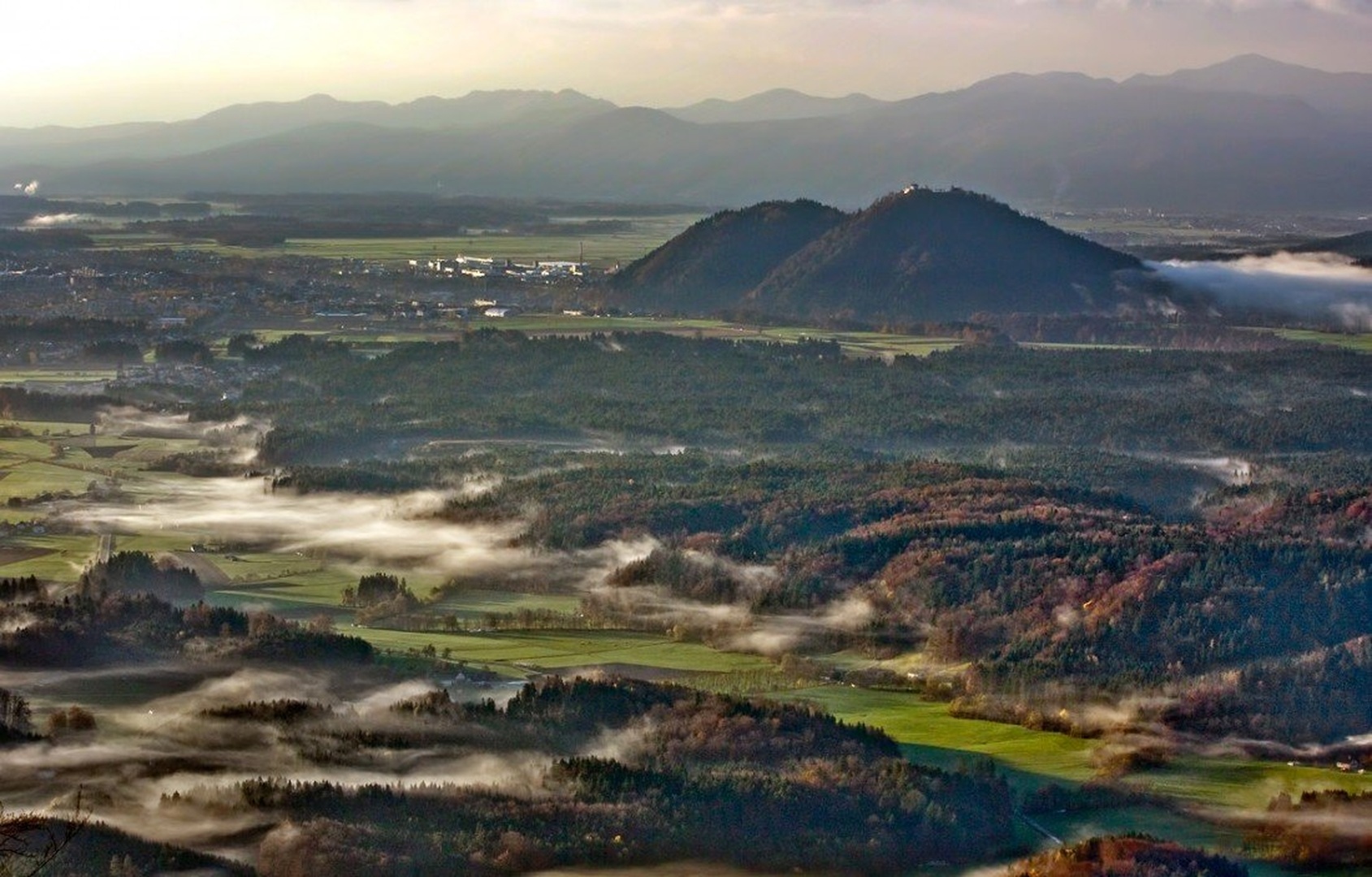 Šmarjetna nad Kranjem v jutru by umix