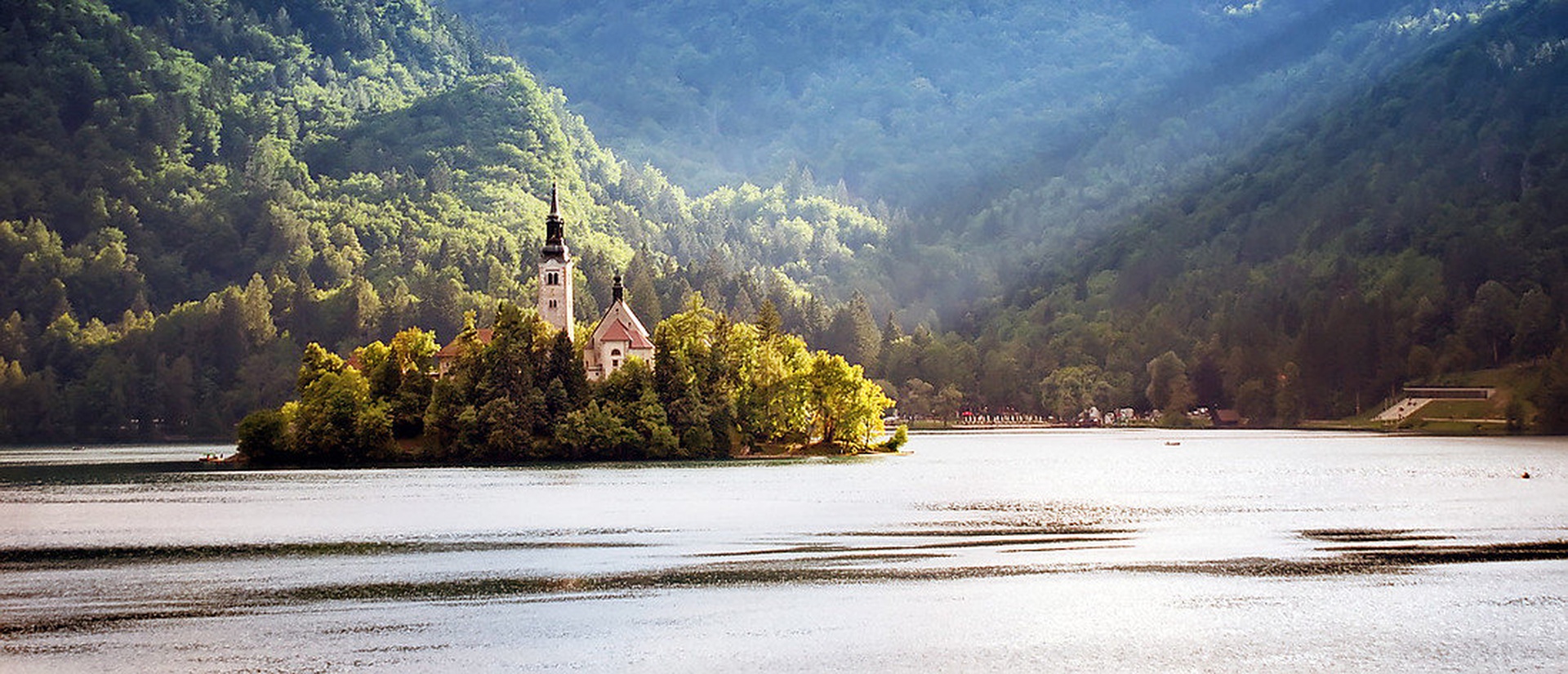 otoček sredi jezera by darmaj