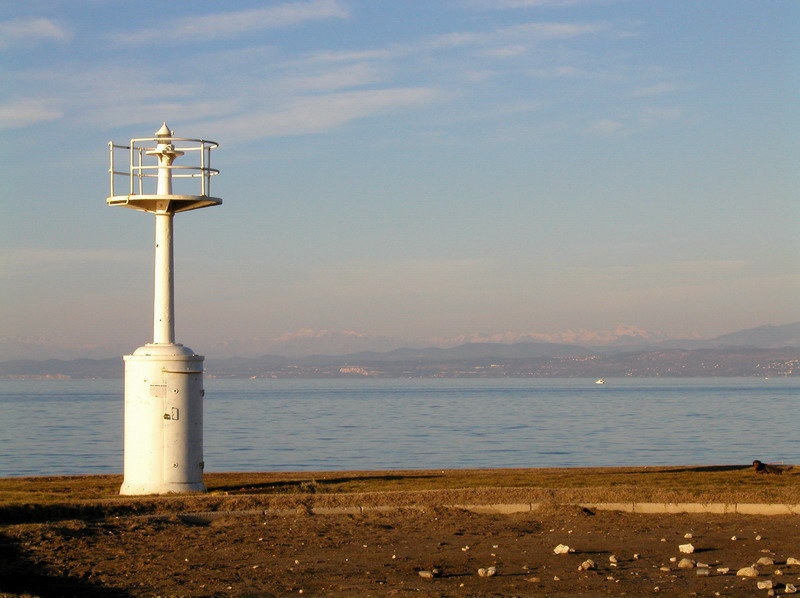 Svetilnik in Gore by Denis