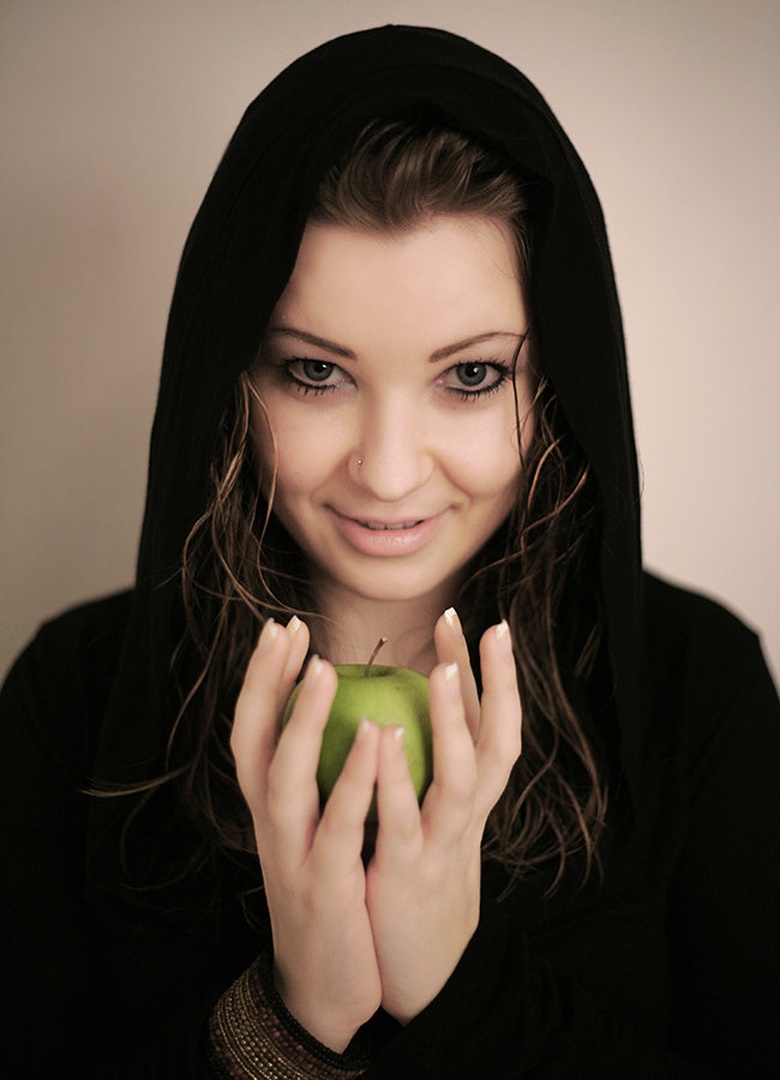 Deklica z jabolkom by Ivo Gregorič