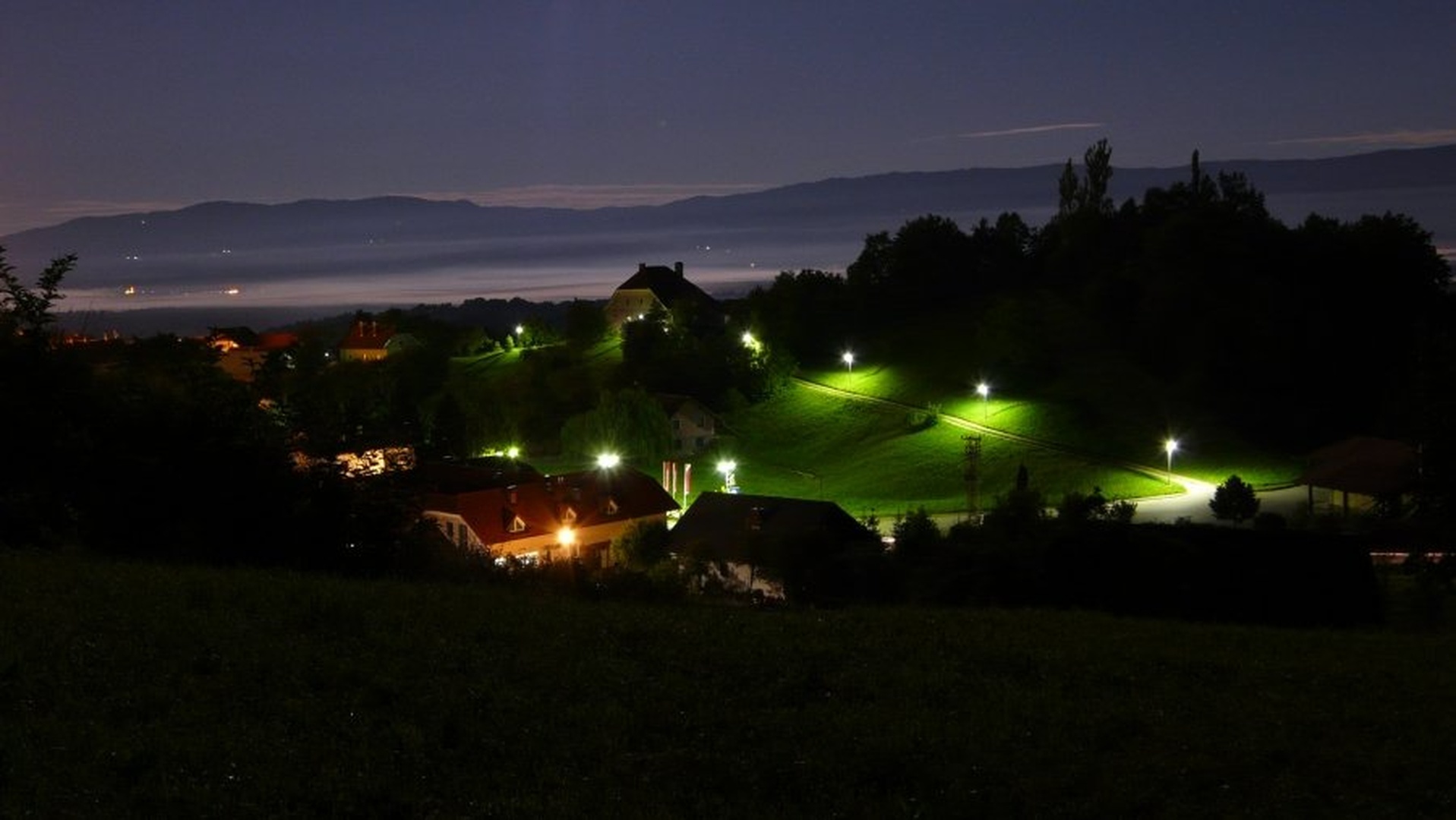 Domači kraj ponoči by