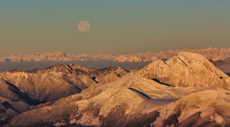 Polna super luna nad Alpami by Bor
