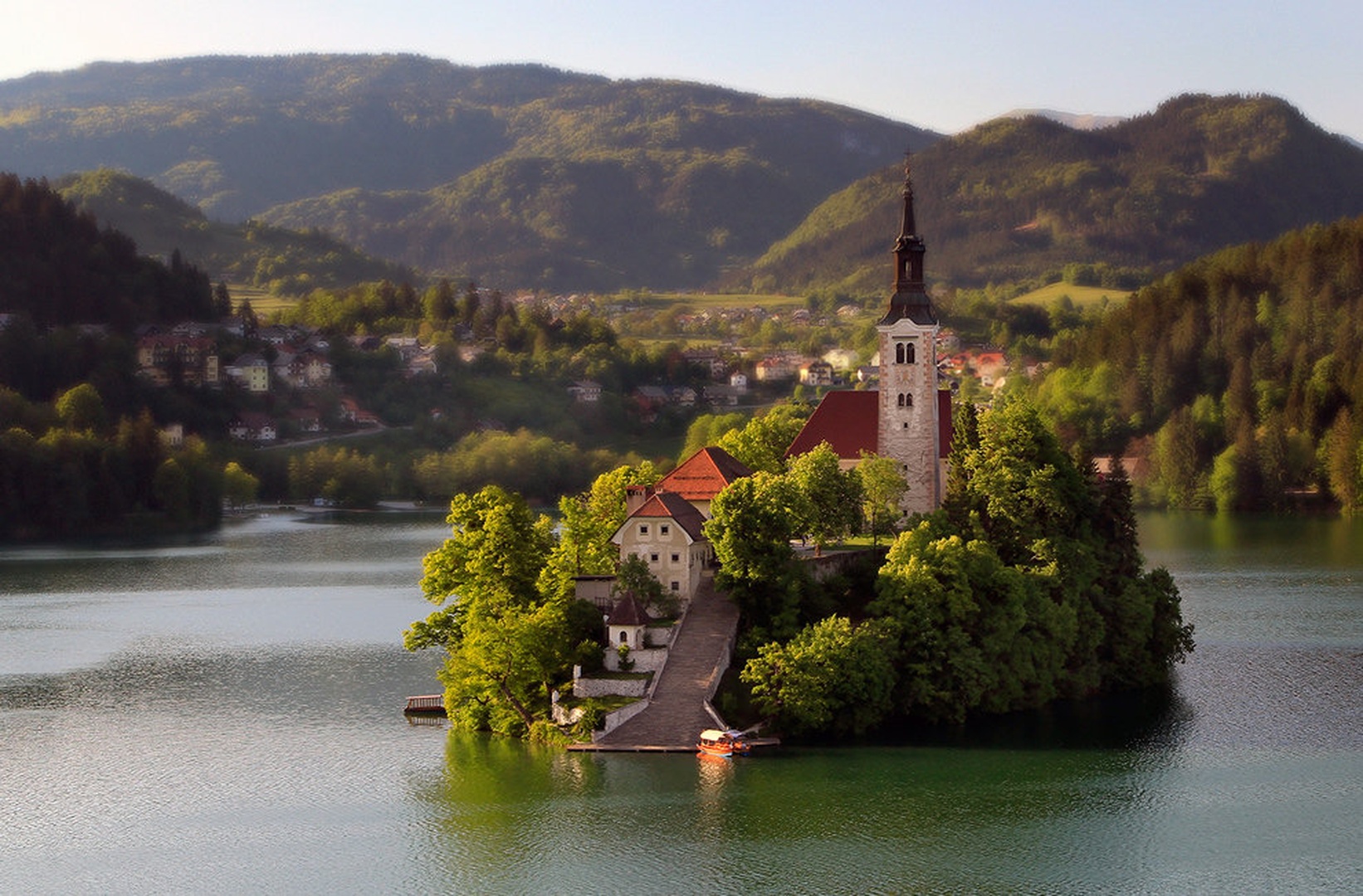 otoček sredi by Bor