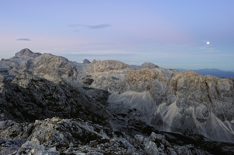 Srednji svet by Janez Mencinger