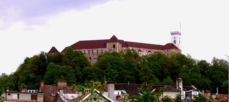 Graščina nad strehami Ljubljane... by Krigla