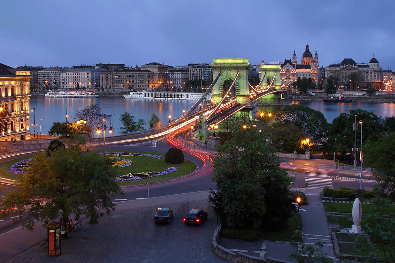Chain Bridge by Igor Gratzer