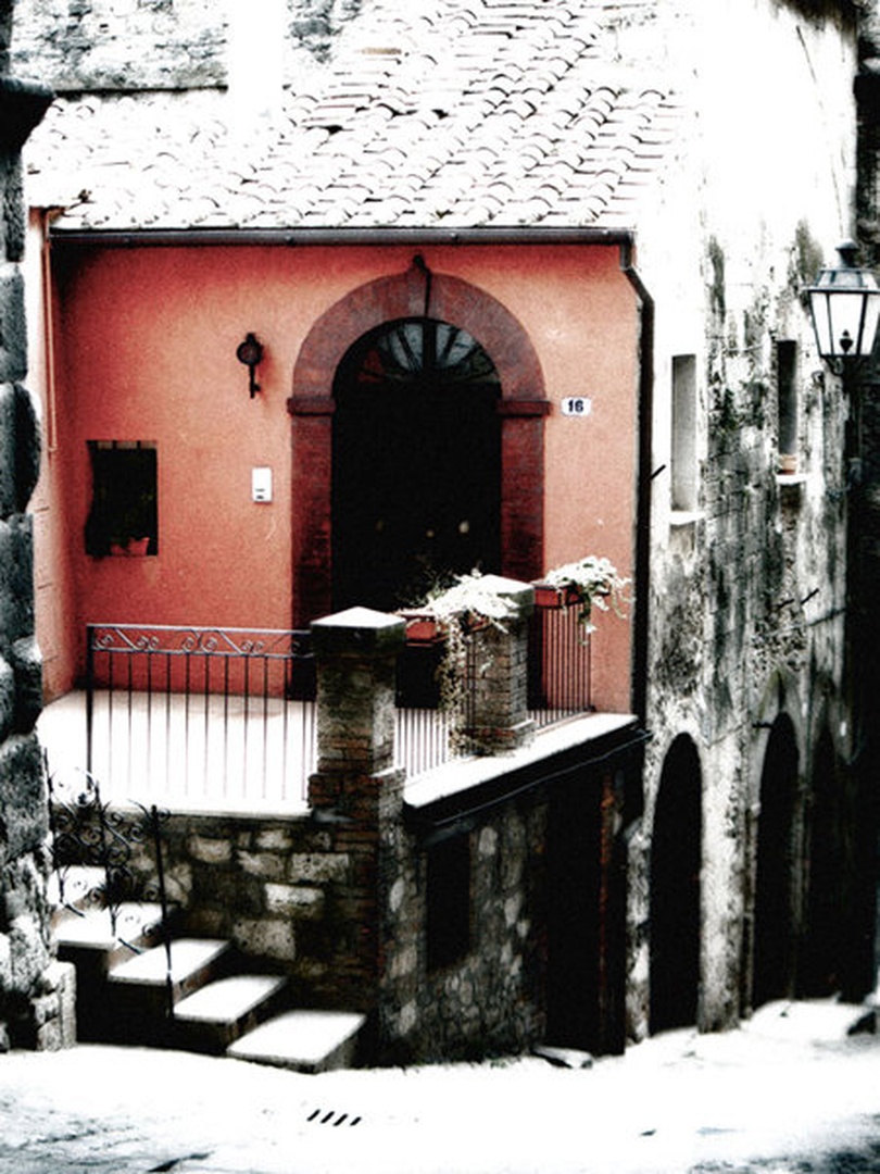 rdeča hiša by Borut Perme