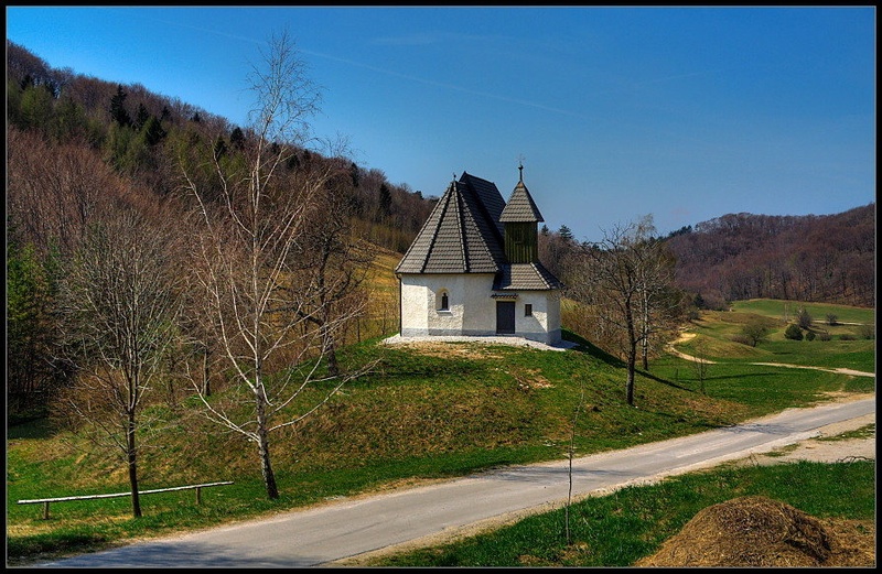 Cerkvica pod hribom Boč by Boštjan Peterka