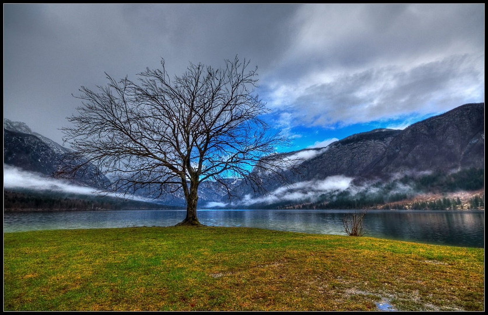 Obvezen postanek v Bohinju by Boštjan Peterka