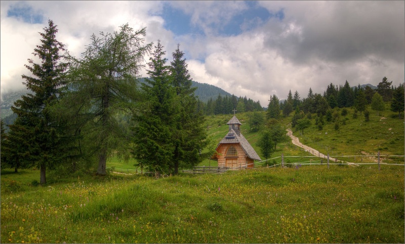 Kapelica na Uskovnici by Boštjan Peterka