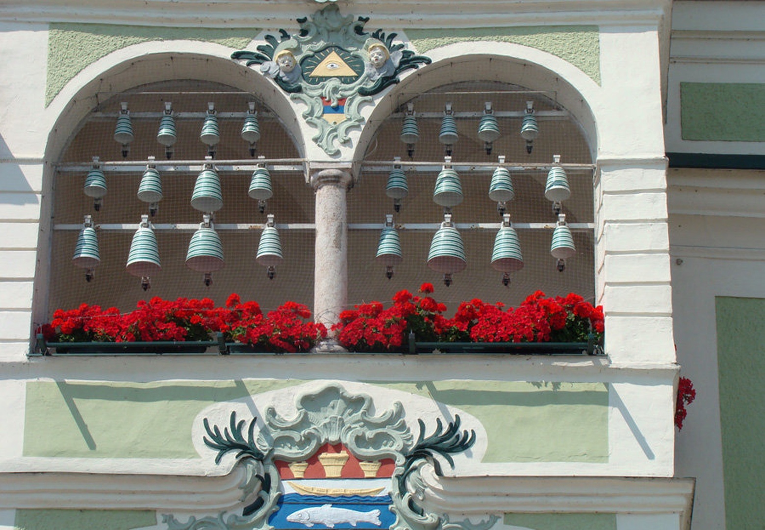 Okno z zvončki by Andreja Šušteršič