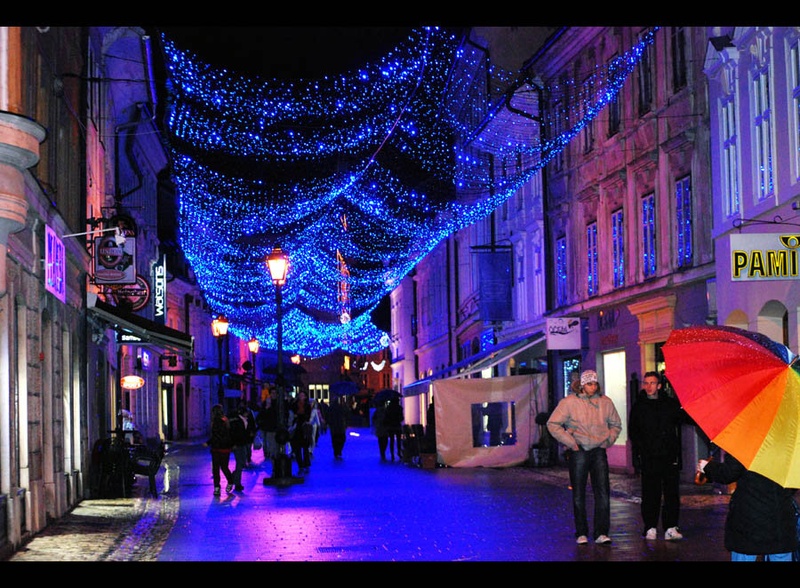Deževen decemberski večer by Andreja Šušteršič