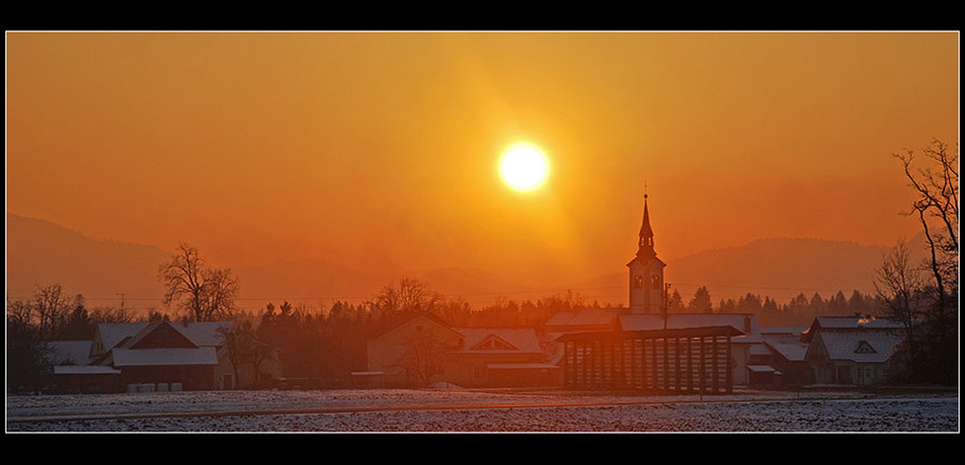 Za vasjo zahaja sonce by Andreja Šušteršič