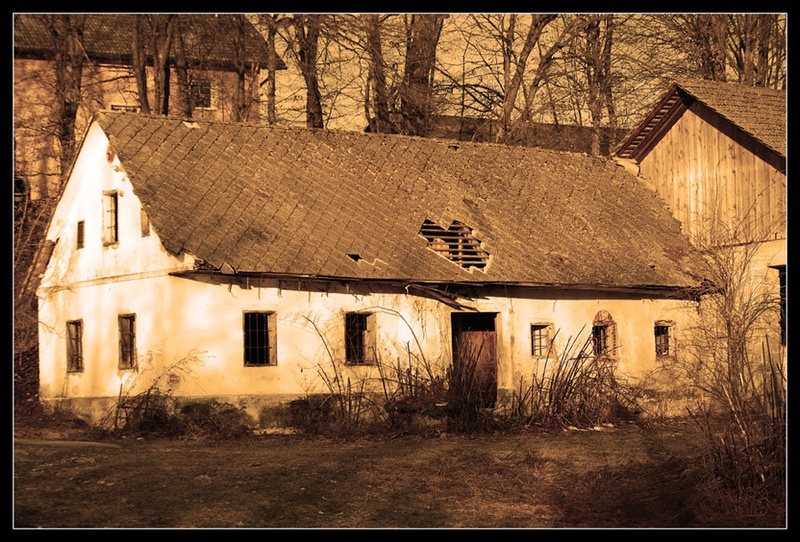 Zapuščena hiša by Andreja Šušteršič