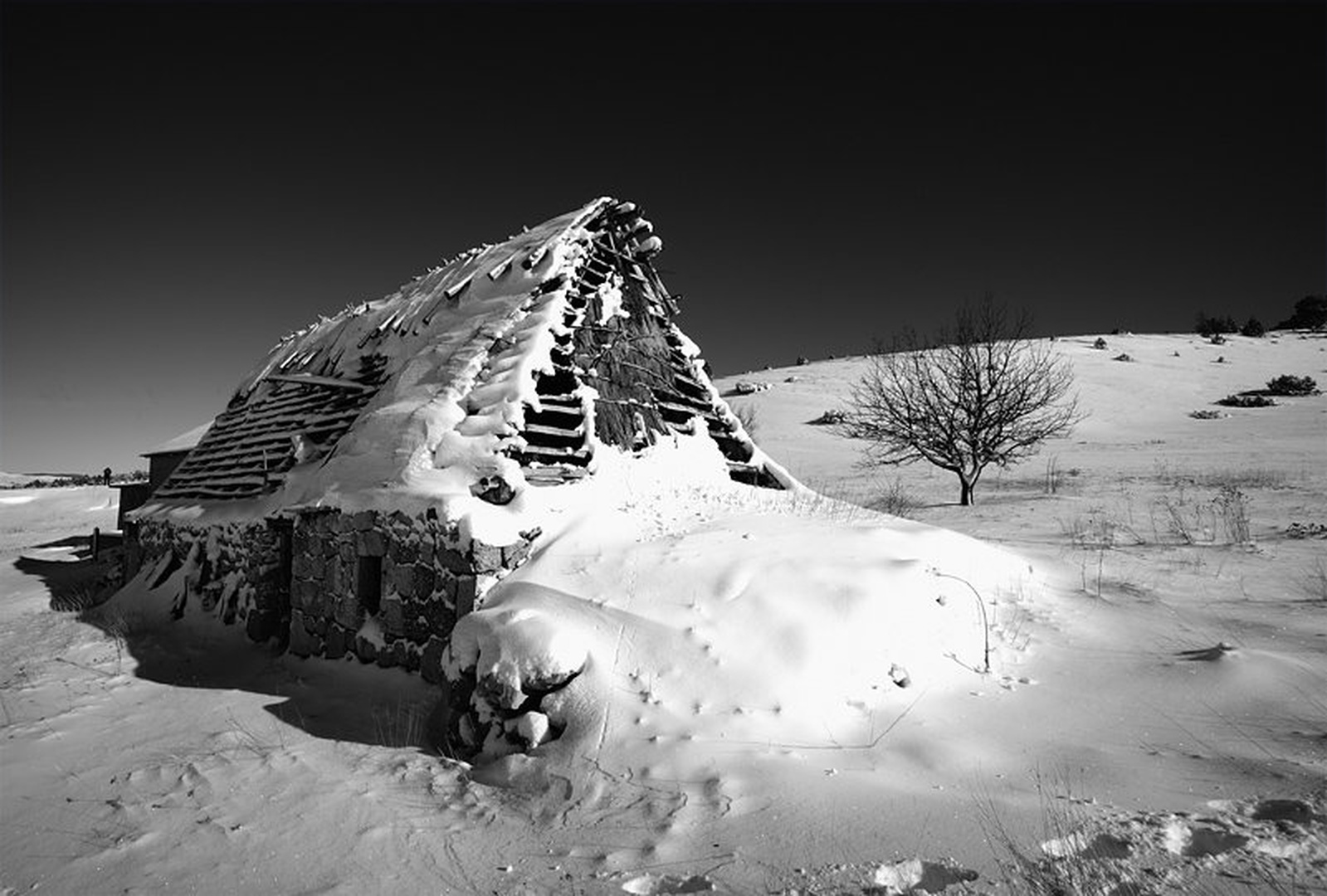 Kuća u snijegu by Mario Glavaš