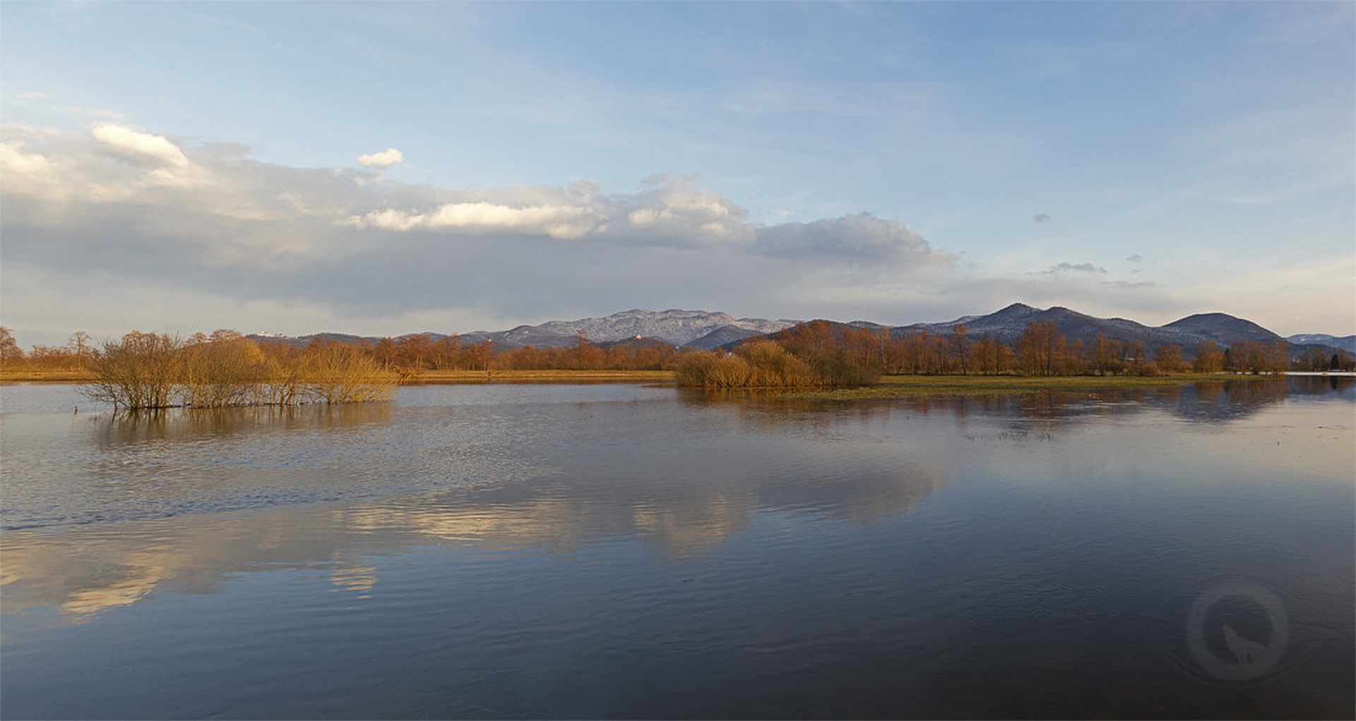 Pomlad nad jezerom by