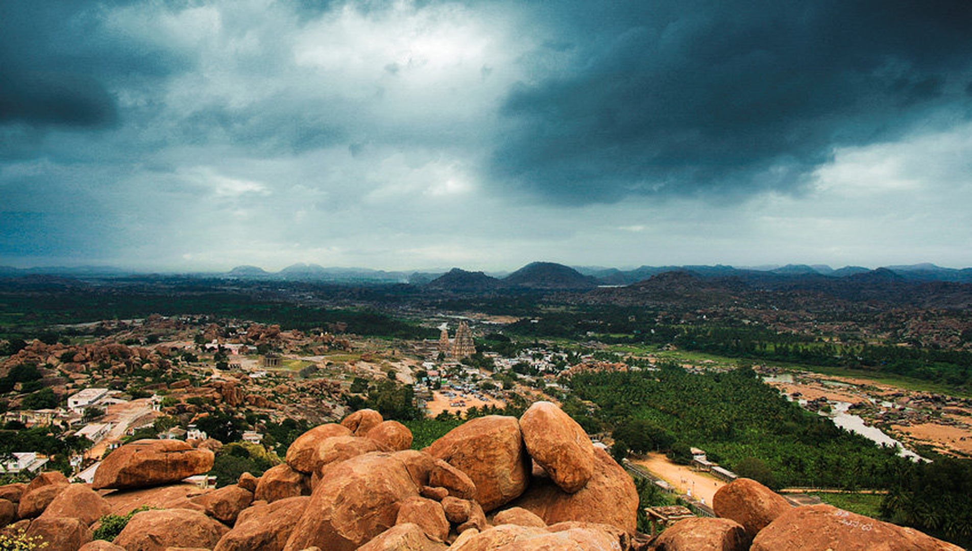 Hampi pred nevihto by Urban Rotar