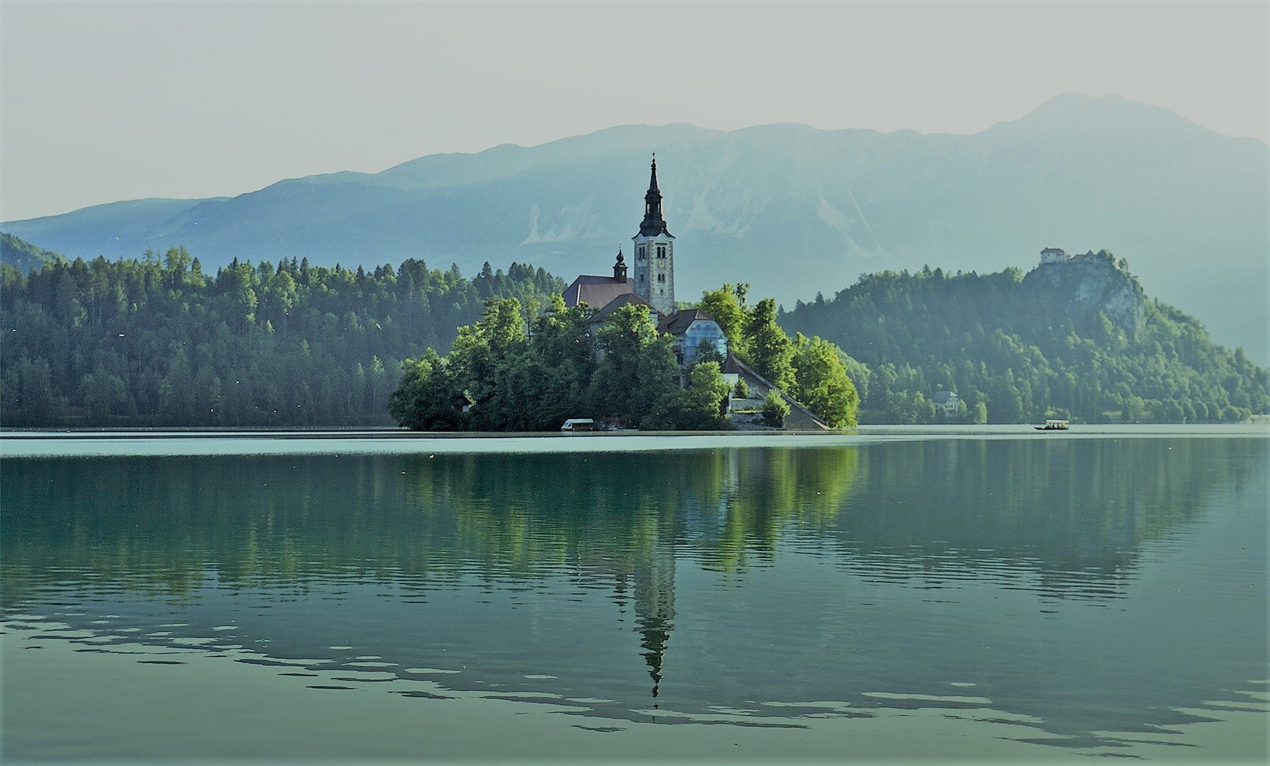 Otoček sredi jezera by milan kern