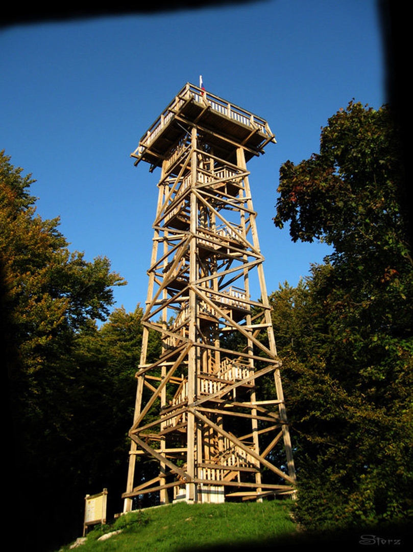 Razgledni stolp na Planini nad Vrhniko by
