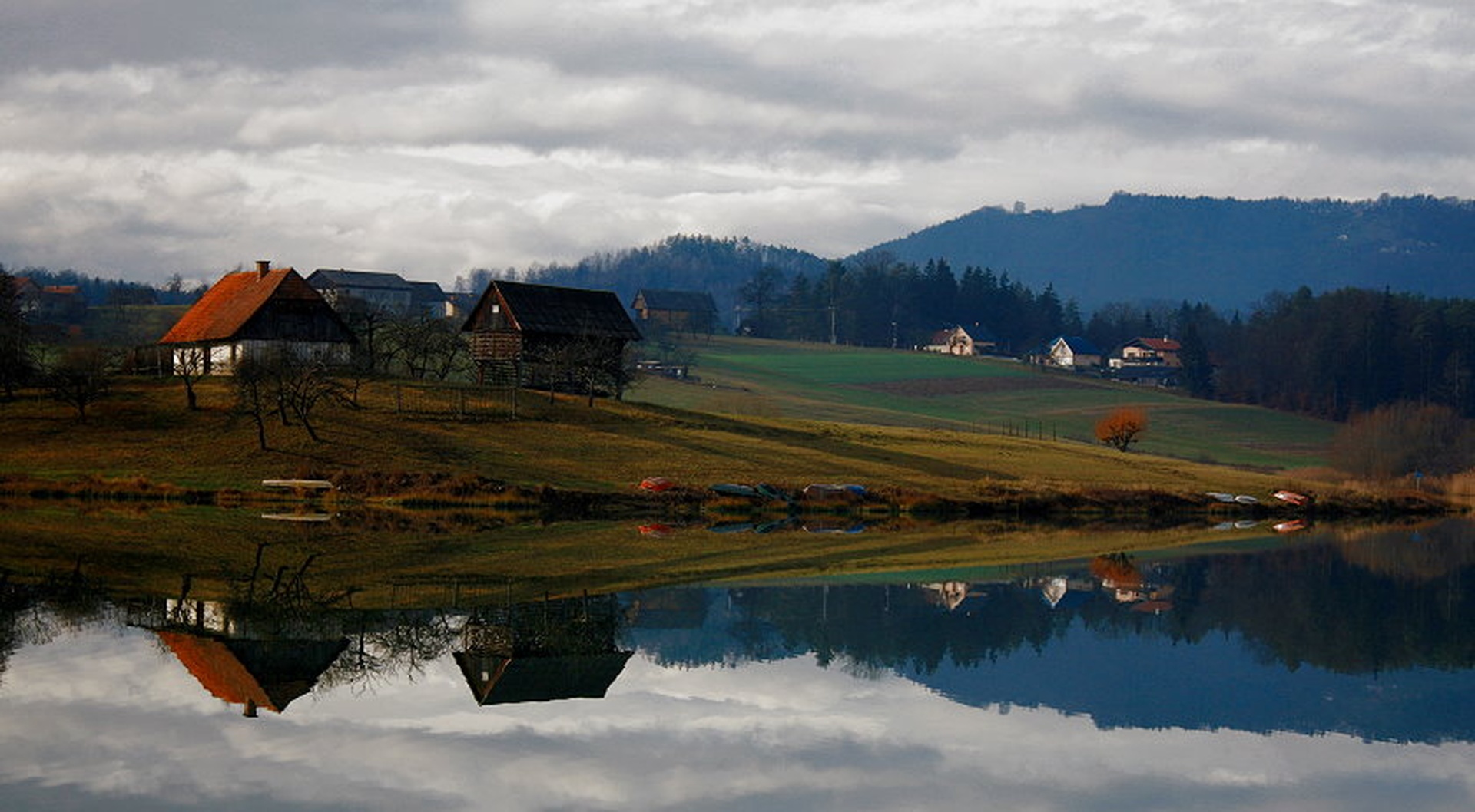 Zmerno do pretežno by march