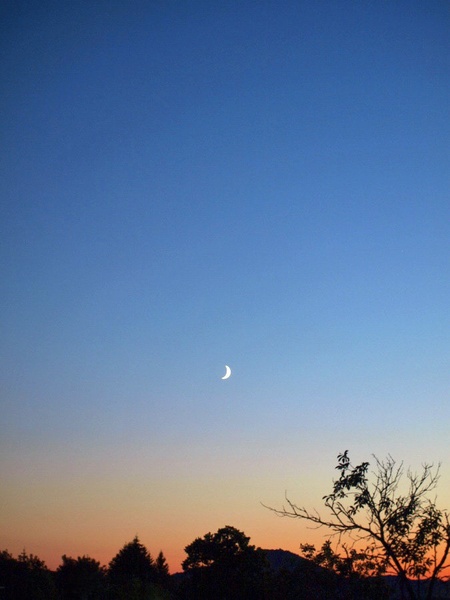 Luna nad sončnim zahodom by trigga