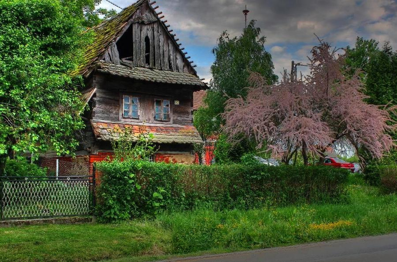Porusena hisa (HDR) by