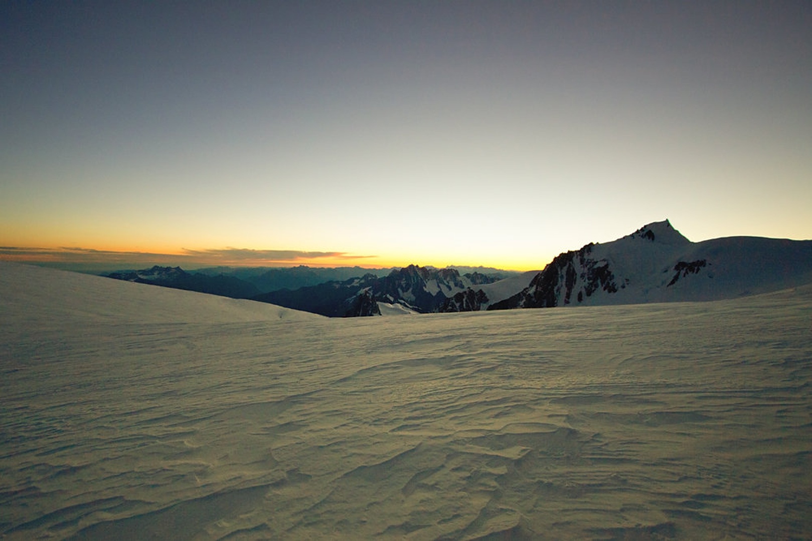 Sončni vzhod nad 4000m by Jure Korez