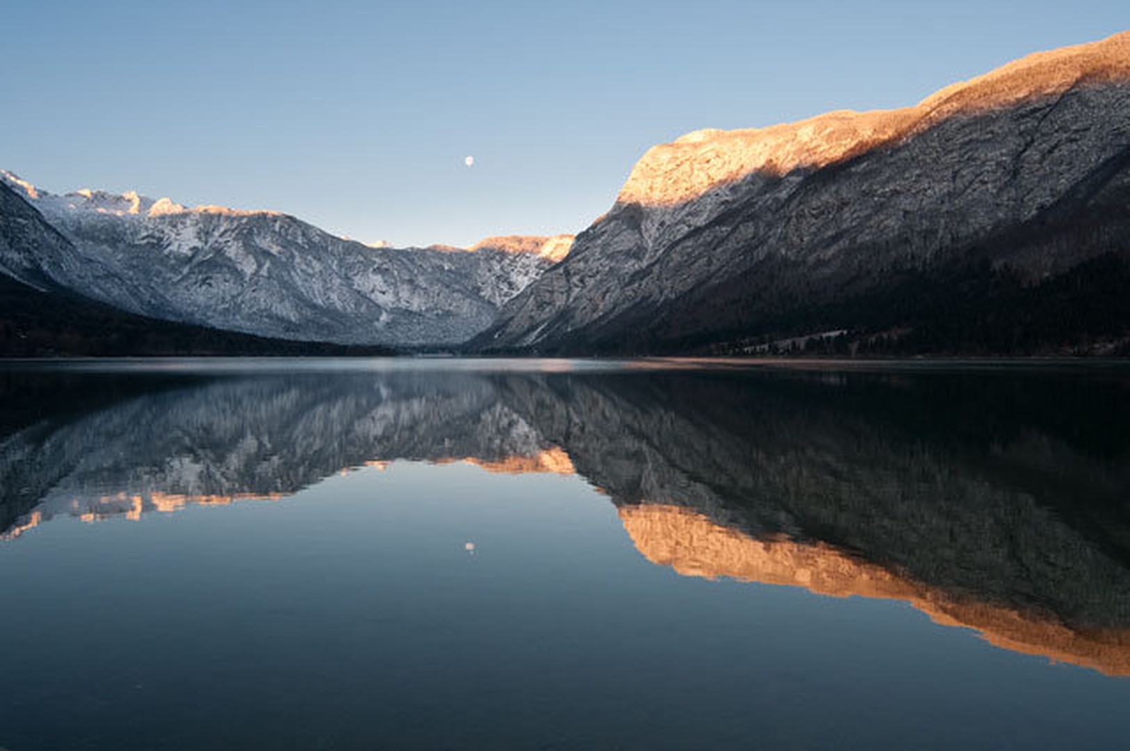 Lake and moon by Andy Aungthwin