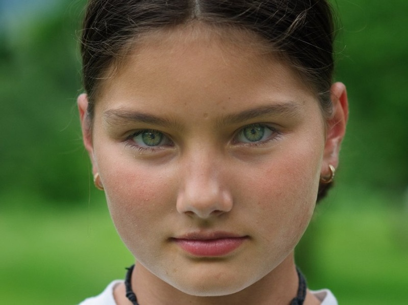 Nina by Andy Aungthwin