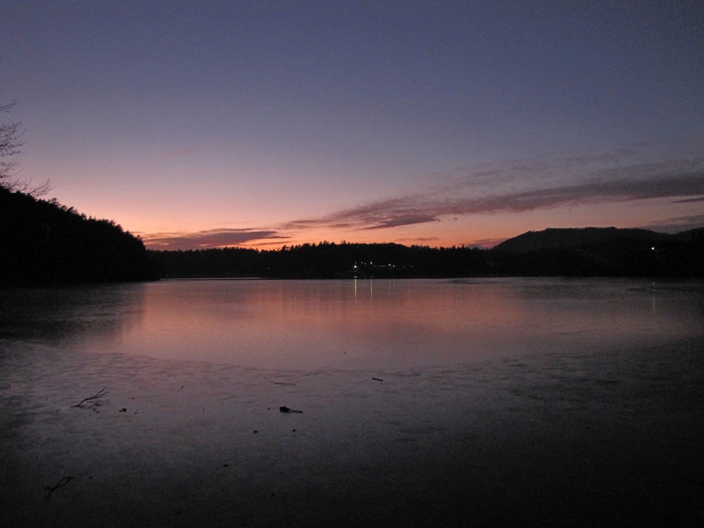 JEZERO PRED MRAKOM by