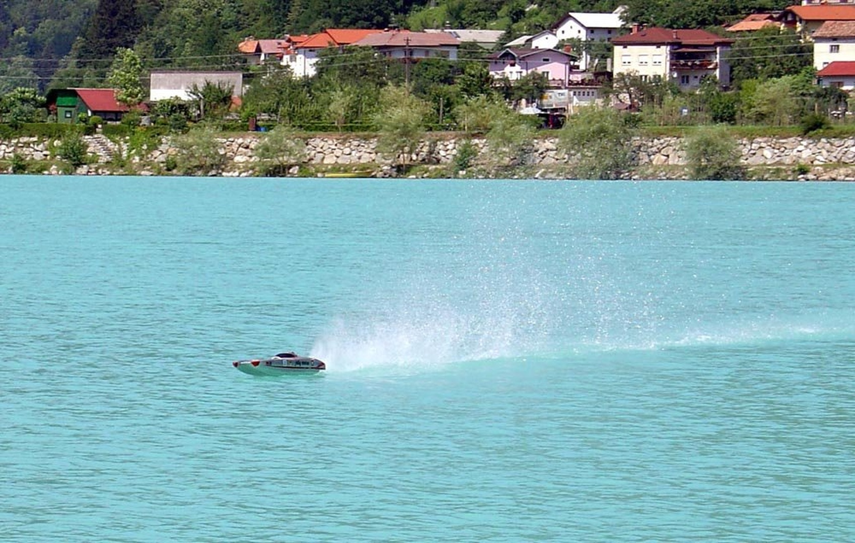 hitreje, višje, močneje by -