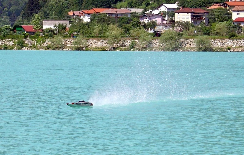 hitreje, višje, močneje by -