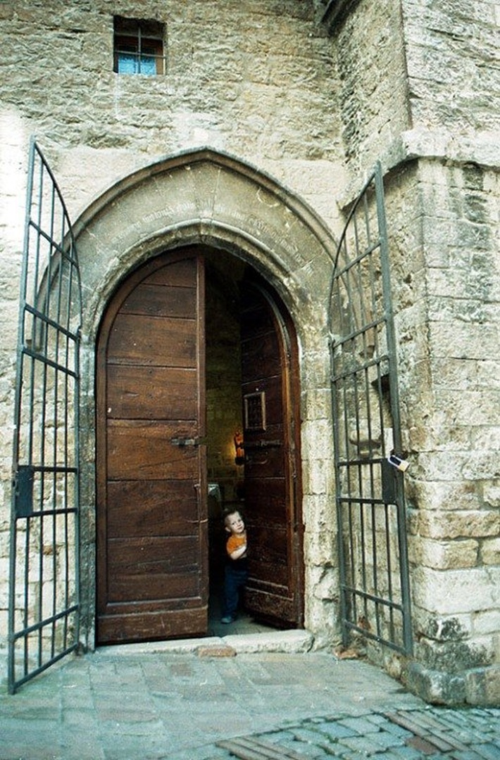 pridi, zapiramo by -