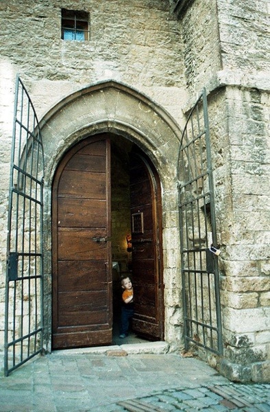pridi, zapiramo by -
