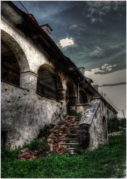 pozabljen dvorec by simon godec