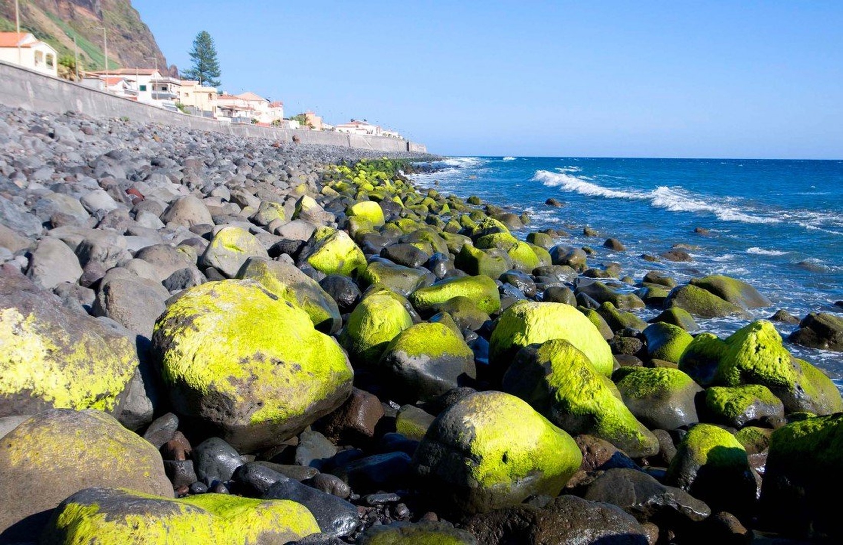 Green rocks by Elcuho