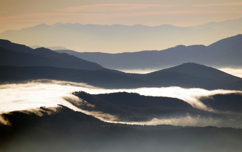 Misty mountains by Elcuho