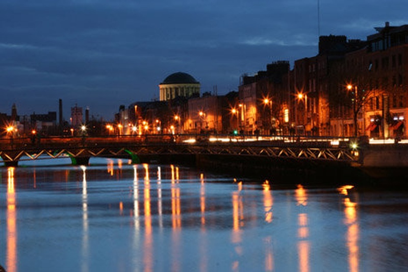 Večer ob reki Liffey by Techka