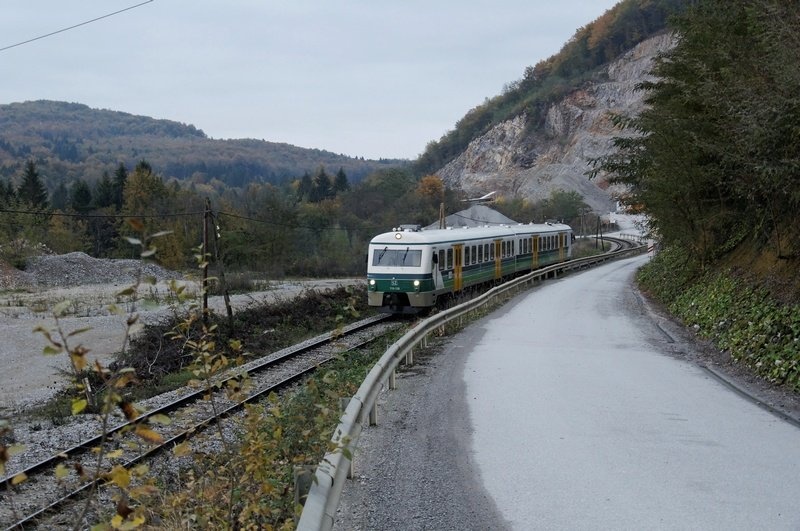 Potniški vlak NM - LJ,(peskokop pri Sv. Ani) by Marjan